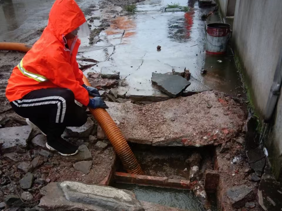 依兰专业清理污水池 炜誉市政以规范流程守护城市 “肠道”