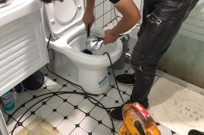依兰马桶堵塞自己疏通还是找师傅？专业上门服务让你省时更省心